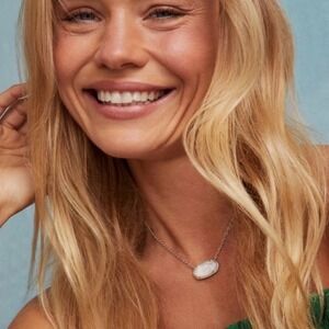 KENDRA SCOTT Elisa Statement Short Silver Necklace Ivory Mother Of Pearl Stone